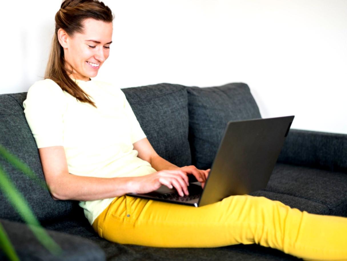 Freiberufler arbeitet mit Finanz-Tabellen