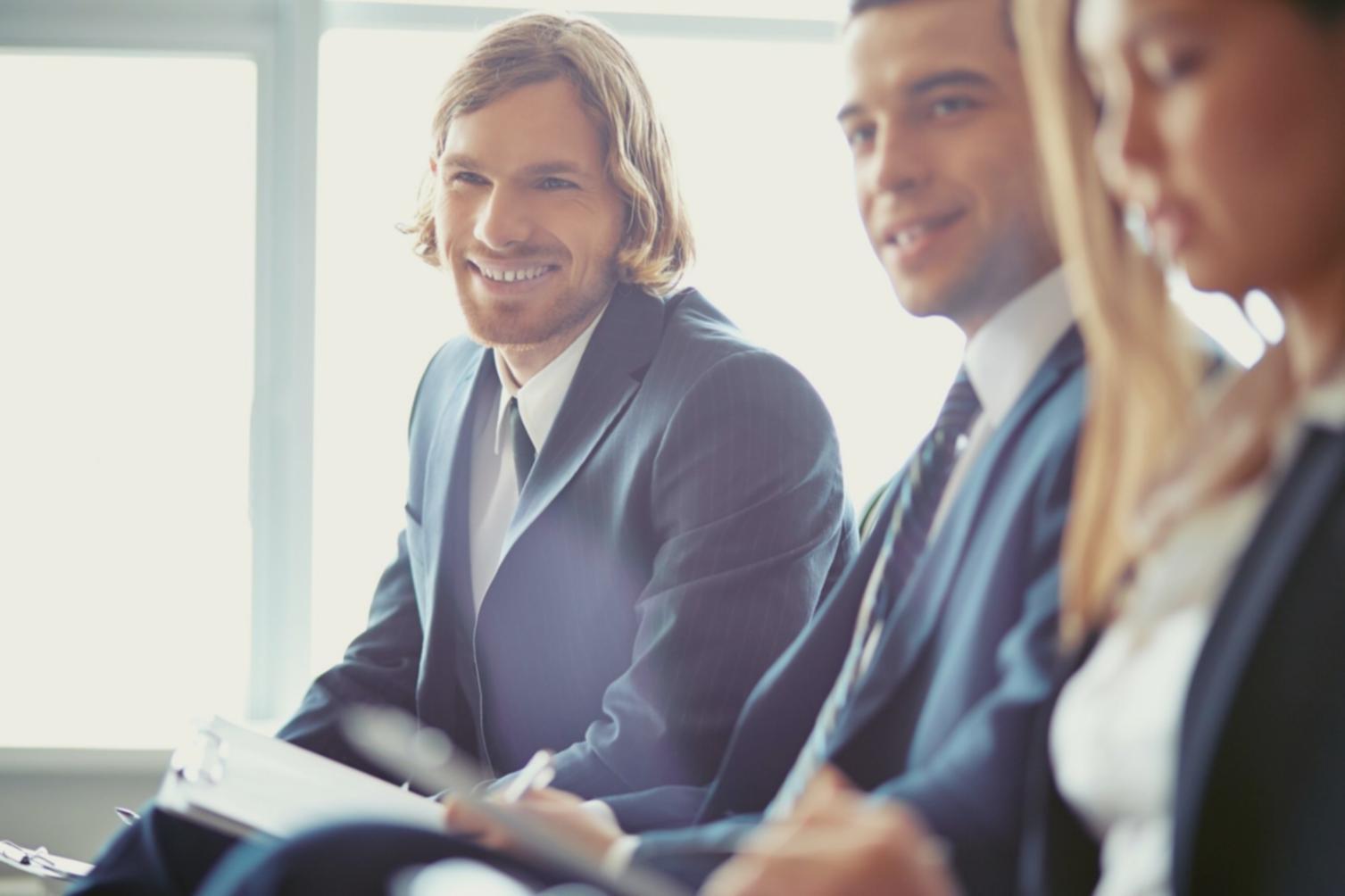 Teilnehmer arbeiten an Finanzkalkulationen am Computer